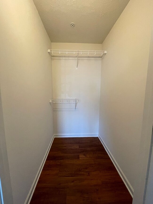 Building Photo - Top Floor One Bedroom Garden Apartment