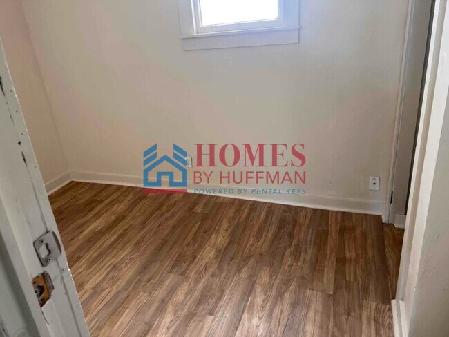 Building Photo - Three Bedroom House | Move in Ready
