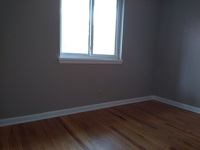 Building Photo - Stunning 4 bedroom 2 bath Virginia Village...