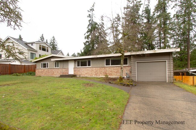 Building Photo - Bellevue Home in Phanton lake Area