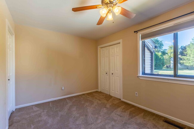 Building Photo - Updated 2 Bedroom 1.5 Bath in Goshen Valley!