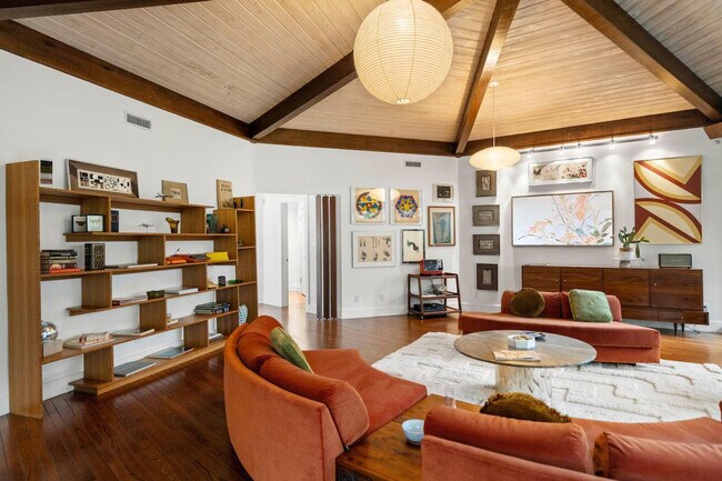 Building Photo - 2720 N Fillmore St