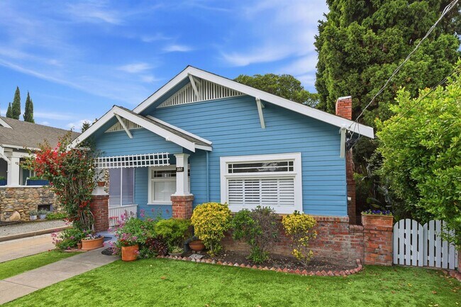 Building Photo - Cottage Style Home