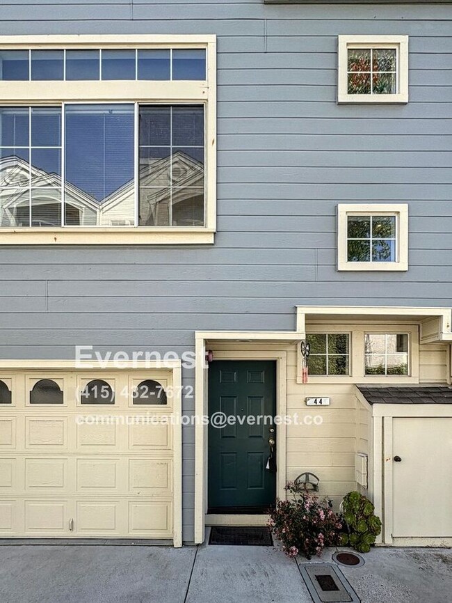 Building Photo - Lovely 2-Bedroom Townhome: Comfort and Con...