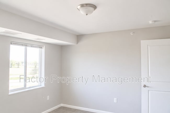 Building Photo - 561 S Elk St