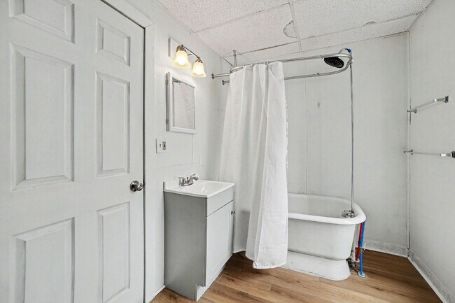 Building Photo - 1 Bedroom Rental in Saginaw $750/Month