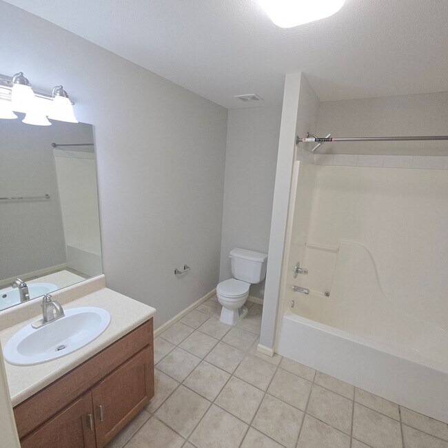 Building Photo - Spacious 3 BR / 2.5 BA in Birmingham!