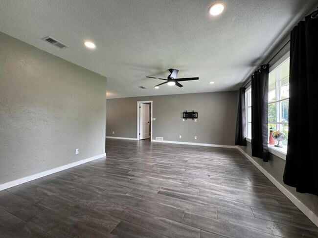 Building Photo - 3/2 Ormond Beach Pool Home