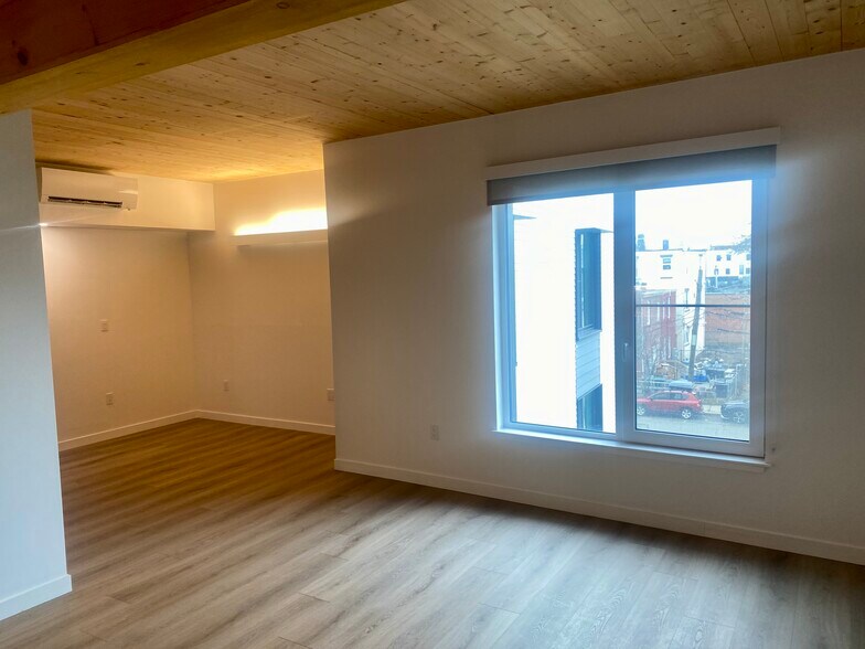 Building Photo - 154 Broadway