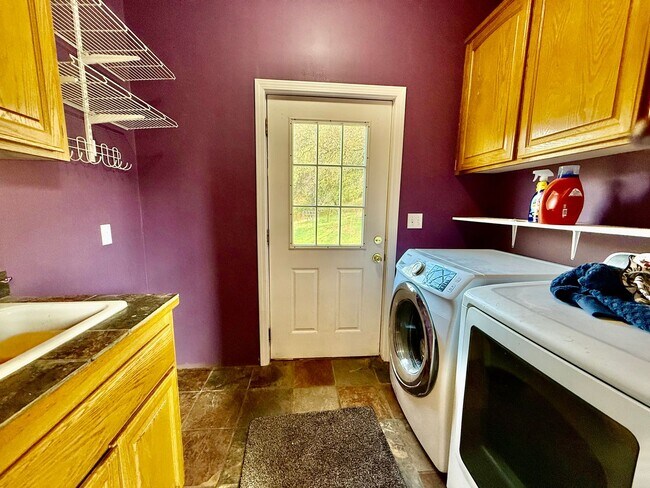 Building Photo - Unique Horse property with 2 units