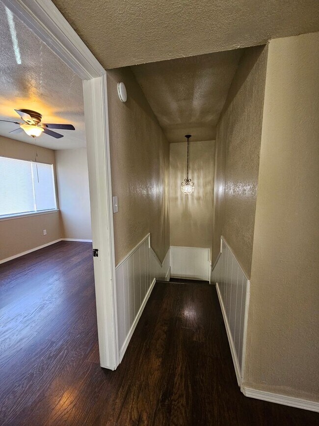 Building Photo - (2) Bed/2.5 (Bath)Townhome! Pool Access!