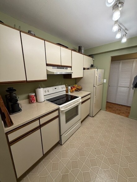 Building Photo - 893 Farmington Ave