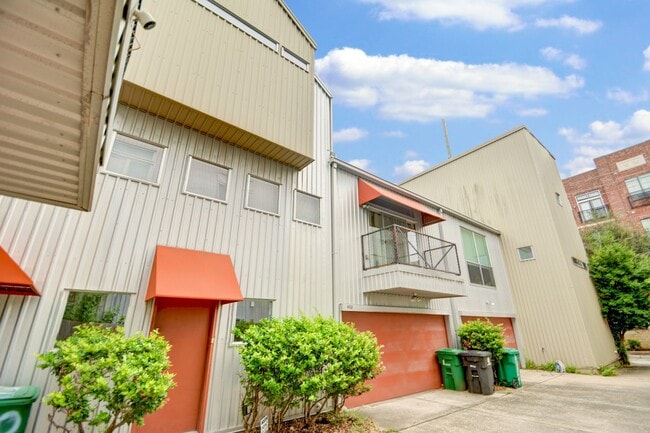 Building Photo - Open Floorplan 3-story Townhome in Midtown!