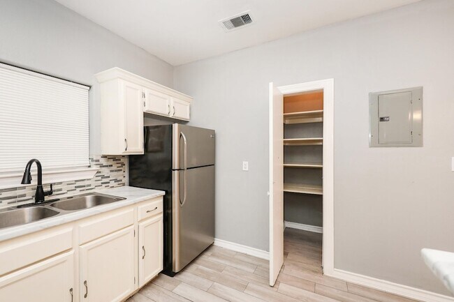 Building Photo - 205 W San Carlos St