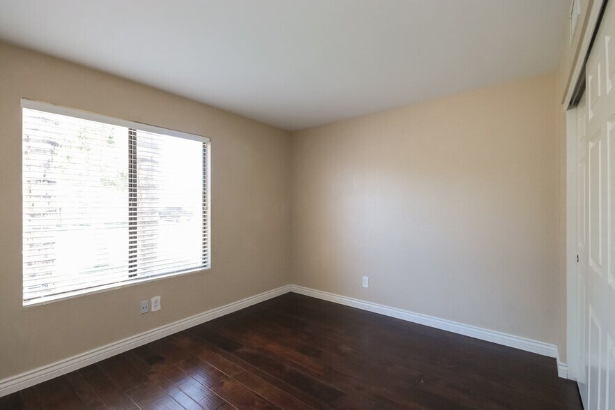 Building Photo - 1428 E Kent Ave