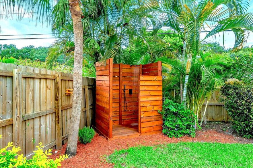 Building Photo - 830 SW 14th Ct