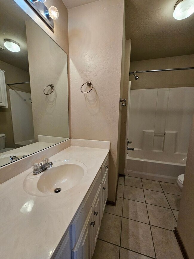 Building Photo - (4) Bed/(2) Bath in Moore w/ Shelter Avail NOW! Pets Negotiable!