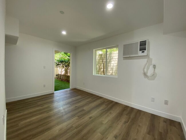 Building Photo - Chic & Private Ground-Level Studio | Priva...