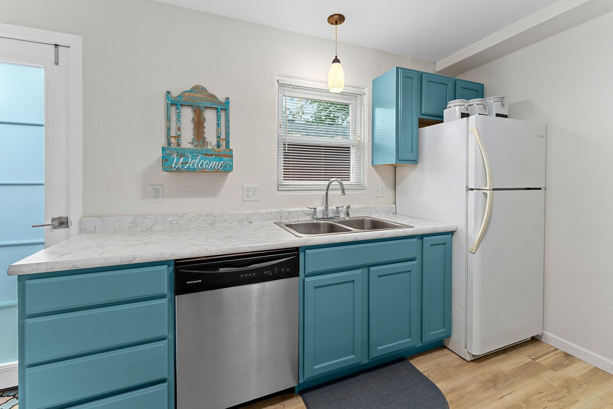 Building Photo - 1304 E Sylvan Cir