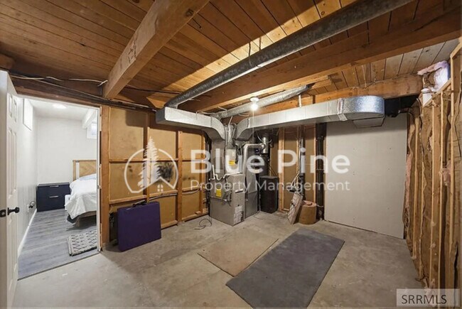 Building Photo - 407 Valley Dr