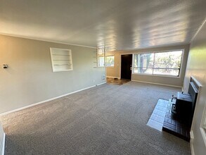 Building Photo - Freshly Updated & Move-In Ready