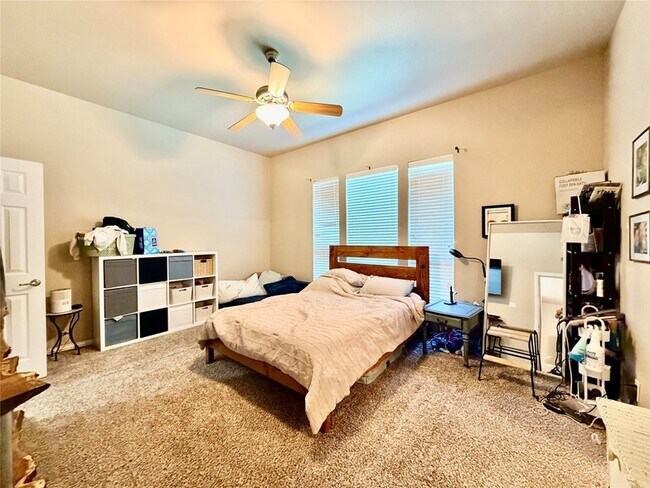 Building Photo - 1506 Poinsettia Blvd