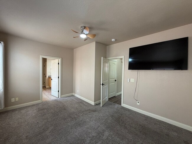 Building Photo - SPACIOUS TOWNHOME FOR RENT!