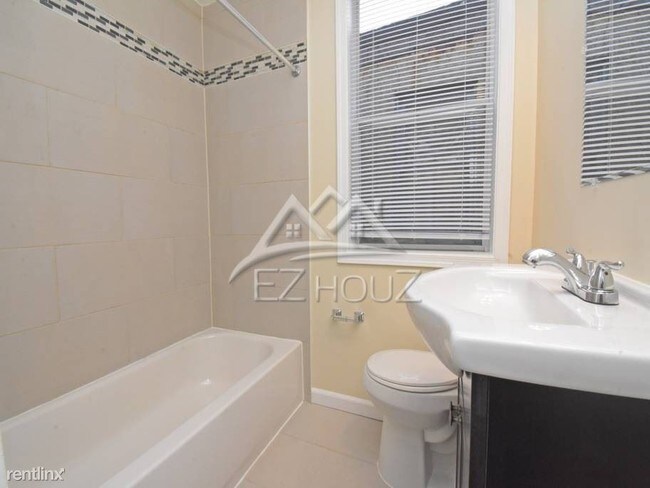 Building Photo - 3 br, 1 bath Apartment - 1633 N Spring St