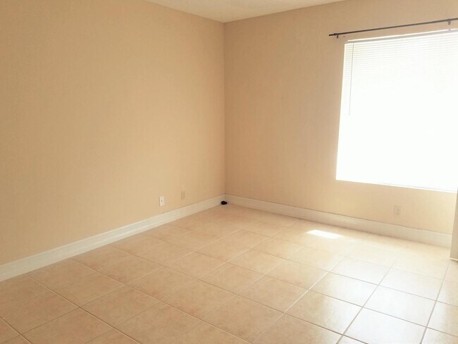 Building Photo - 815 W Boynton Beach Blvd