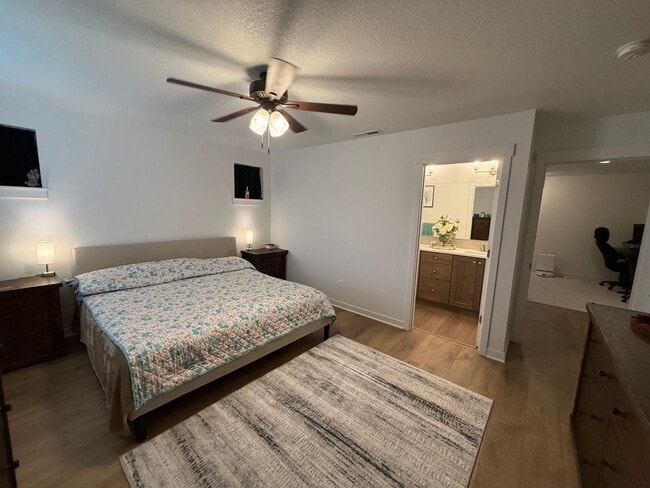 Building Photo - Beautiful 3 Bed/2.5 Bath Townhome - NE Bend