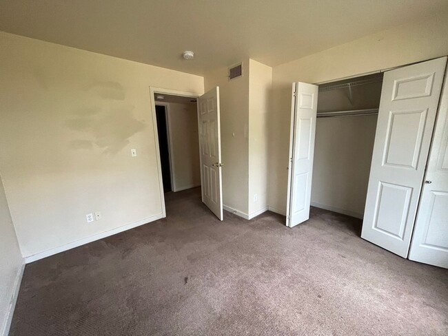 Building Photo - Great Condo Near Campus West