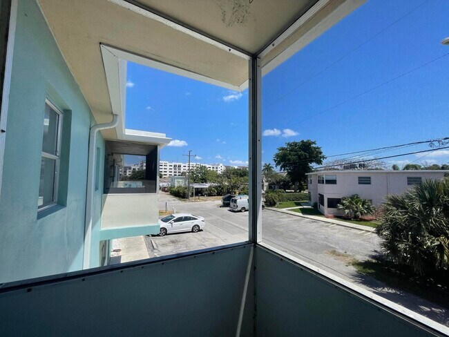 Building Photo - 306 E Ocean Ave