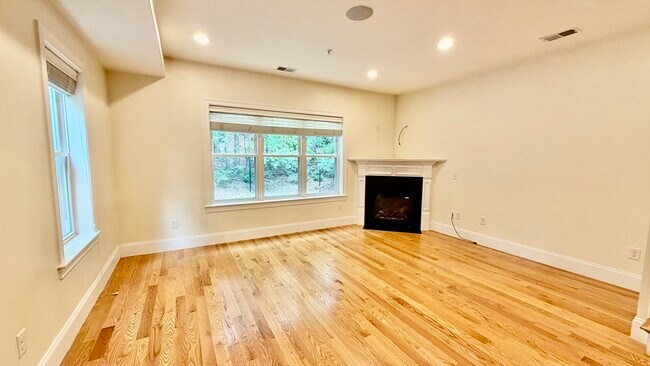 Building Photo - 865 Lagrange St