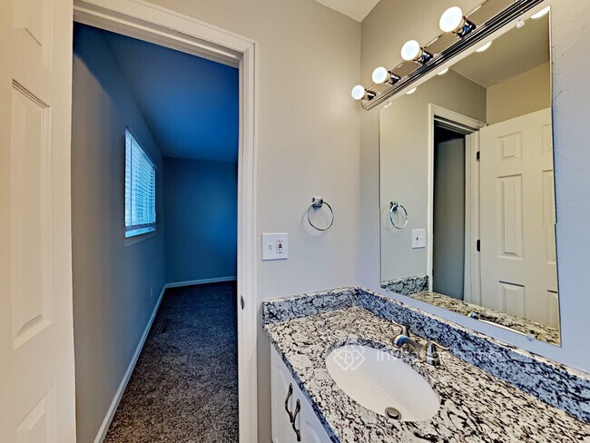 Building Photo - 5424 Del Rey Dr