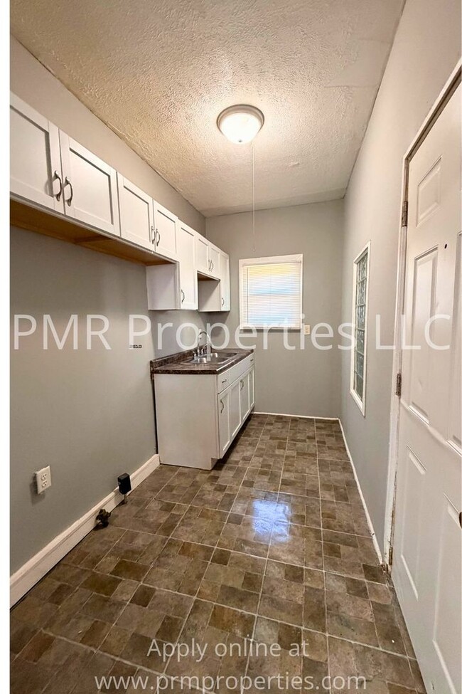 Building Photo - 2 Bedroom/ 1 Bathroom House