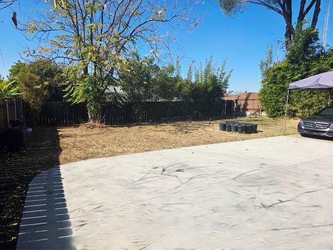 Building Photo - $5,500 - Beautiful 3BR/2BA Home on ? Acre ...