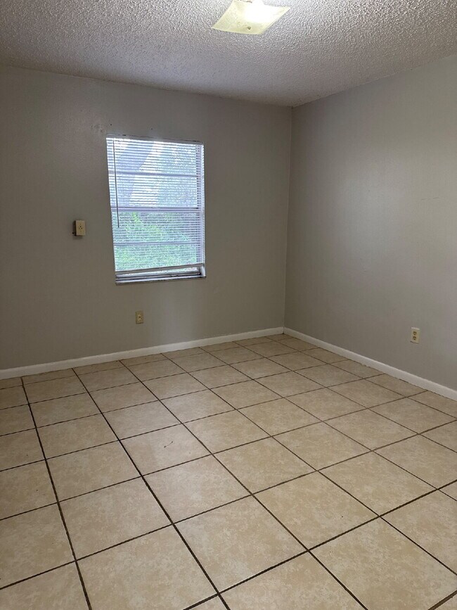 Building Photo - One bedroom One Bath available