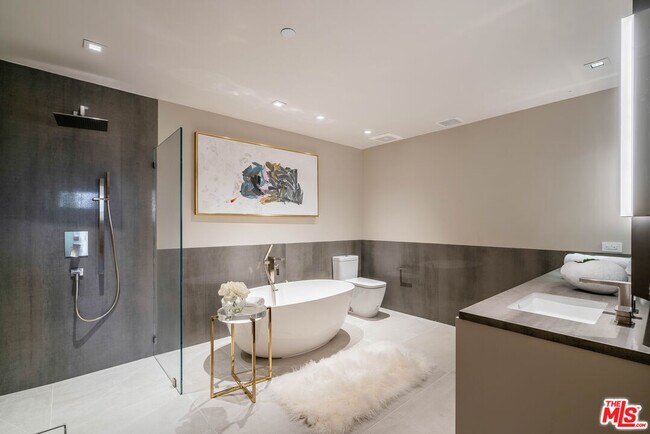 Building Photo - 2391 Roscomare Rd