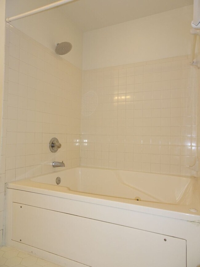 Building Photo - 118H Chippenham Dr