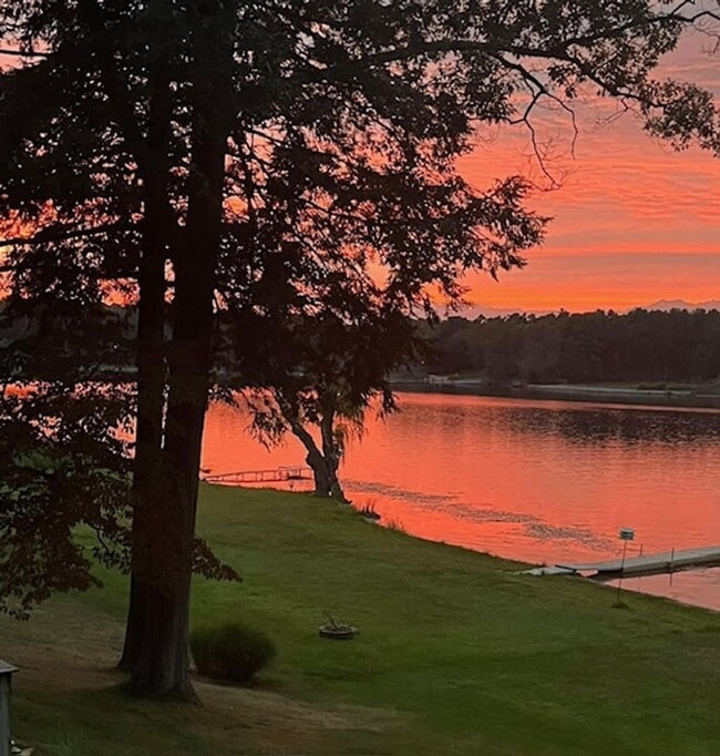 Building Photo - 15858 Lake Ave