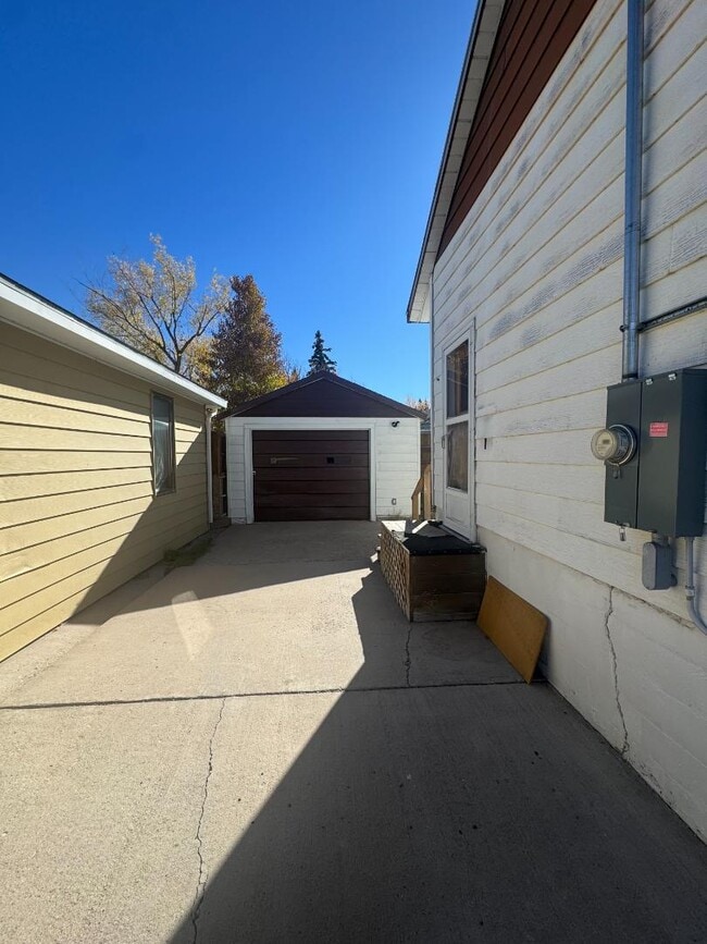 Building Photo - 1336 1st W Ave