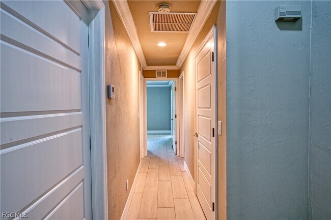 Building Photo - 911 SW 3rd Ave