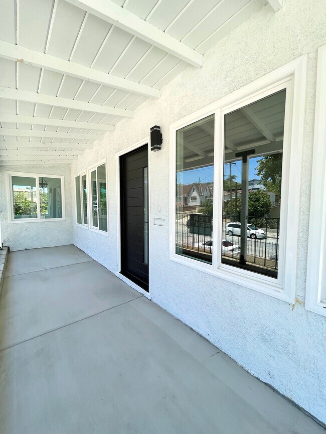 Building Photo - 953 N Hicks Ave