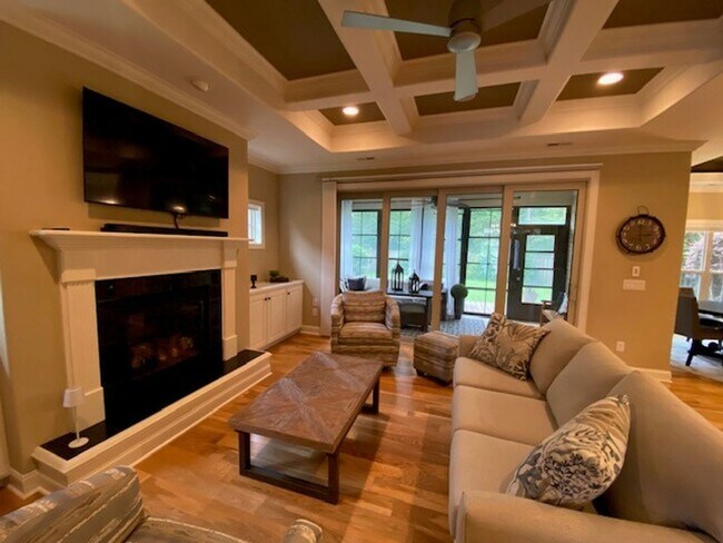 Building Photo - Beautiful Fully Furnished 3 bed 2 bath hom...