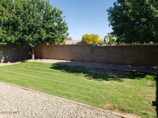 Building Photo - 1168 W Desert Hollow Dr
