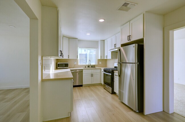 Building Photo - Modern 3 Bedroom Pool Home in Hemet