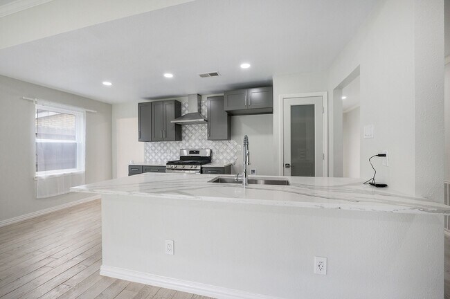 Building Photo - 10818 Hillcroft Ave