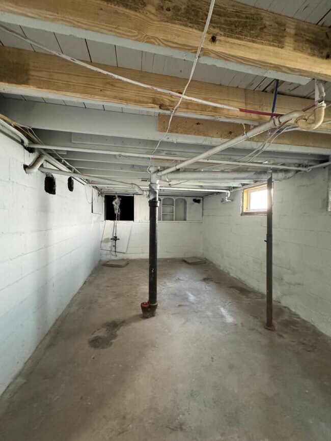 Building Photo - 951 N Bradley Ave