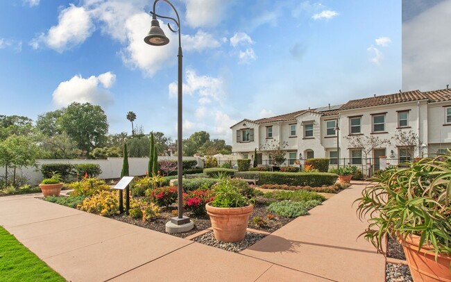 Building Photo - Large Corner-End Townhouse in Oceanside!