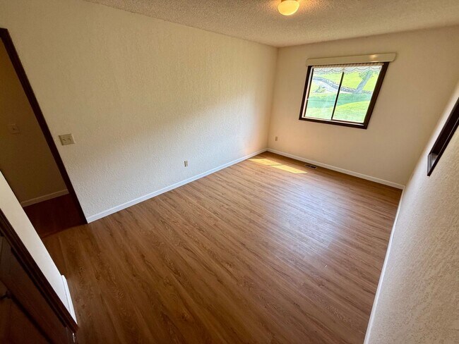Building Photo - Beautiful Golf Course Home | 2 Bed • 2 Bath • Bonus Room